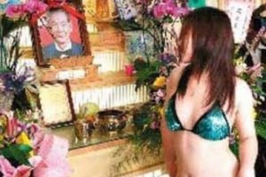 Cenazede striptiz şov!