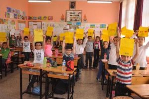 Mektup yazarak İngilizcelerini geliştiriyorlar