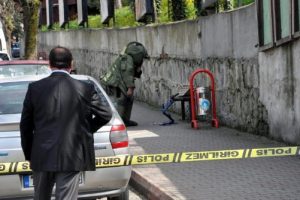 Banktaki &ccedil;anta bomba ş&uuml;phesiyle patlatıldı