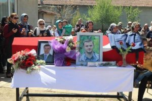 &Uuml;mit &ouml;ğretmen, giyemediği damatlığıyla uğurlandı
