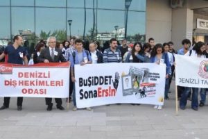 Denizli'de sağlık &ccedil;alışanları Dr. Arslan'ı andı
