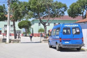 &Ouml;ğrencilerinin g&ouml;z&uuml; &ouml;n&uuml;nde d&ouml;v&uuml;len &ouml;ğretmenin burnu kırıldı