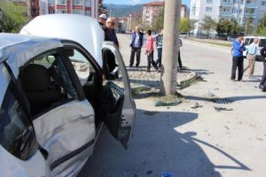 Kaldırımda y&uuml;r&uuml;rken otomobilin &ccedil;arptığı gen&ccedil; &ouml;ld&uuml;