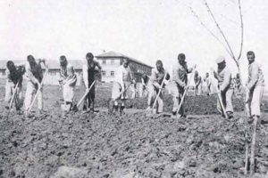 Mudanya'da k&ouml;y enstit&uuml;s&uuml; mezunu &ouml;ğretmenler unutulmadı