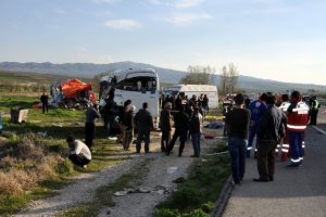 Kamyon ve cezaevi aracı &ccedil;arpıştı!