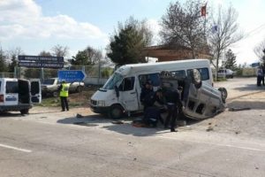 &Ouml;ğrenci servisi kaza yaptı: 9 yaralı