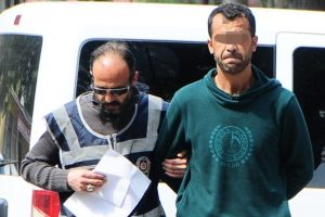 15 yaşındaki kızı emniyete g&ouml;t&uuml;rme vaadiyle...