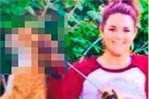Kafasından vurduğu kediyle poz veren veteriner kovuldu