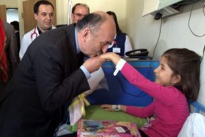 M&uuml;ezzinoğlu Bursa'da hastaları ziyaret etti