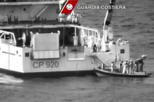 Sicilya Kanalı'nda 700 ka&ccedil;ak g&ouml;&ccedil;meni taşıyan tekne battı