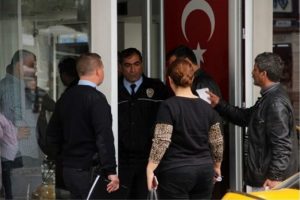 Bankanın kapısı 3 g&uuml;n boyunca a&ccedil;ık kalmış !