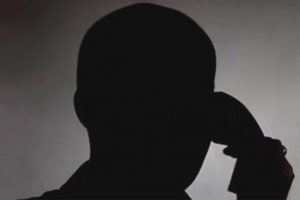 ''Babanın bana borcu var, ara konuşacağım'' diyerek 25 &ccedil;ocuğun telefonunu &ccedil;aldı