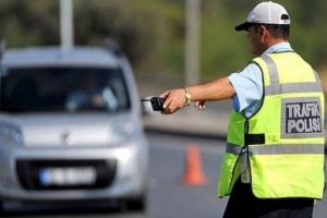 Bursa'da alkoll&uuml; s&uuml;r&uuml;c&uuml; polisten ka&ccedil;amadı!