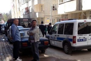 Lise &ouml;ğrencisi gen&ccedil; ağabeyinin silahıyla oynarken kendini vurdu