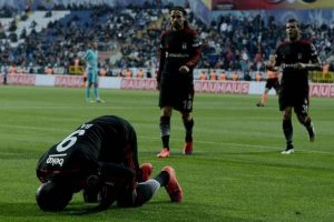 Ezanı duyan Demba Ba namaza gitti
