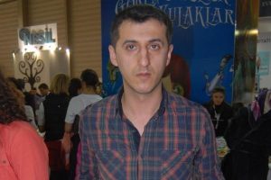Sosyal medya fenomeni U&ccedil;ar, kitaplardan ayrılamadı