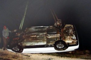 Su kanalına u&ccedil;an otomobilde 3 &ouml;l&uuml;!