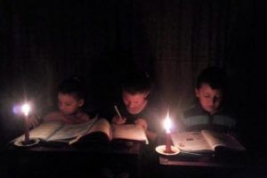 &Uuml;&ccedil; kardeşin elektriksiz evde okuma azmi