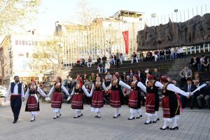 Bursa'nın fethi şenliklerinde Yunanistan folklor ekibi ilgi odağı oldu
