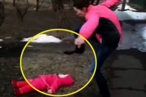 Bebeğini yere fırlattı, yetmedi...