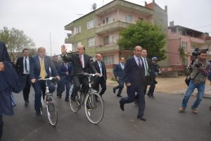Bakan M&uuml;ezzinoğlu Bursa Yenişehir'de bisiklete bindi