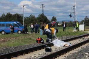 &Ouml;l&uuml;m tren raylarında yakaladı