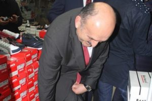 Bakan'dan Bursa'da g&ouml;r&uuml;lmemiş ayakkabı pazarlığı