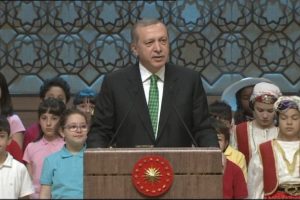 K&uuml;&ccedil;&uuml;k konuklarıyla birlikte haykırdı: &Ccedil;ocuklara kıymayın