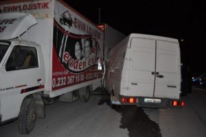TIR'a &ccedil;arpan kamyonetin s&uuml;r&uuml;c&uuml;s&uuml; yaralandı
