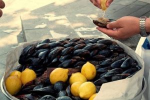Midyeci imama uydu, erik satmaya başladı