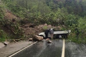 Rize'de heyelan karayolunu ulaşıma kapattı