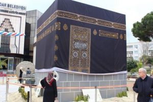 &Uuml;sk&uuml;dar'daki Kabe maketi kaldırıldı