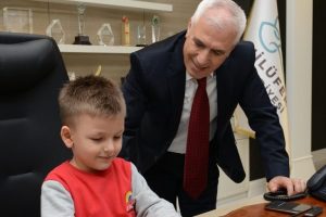 Başkan Bozbey koltuğunu &ccedil;ocuklara  bıraktı