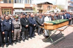 Ev arkadaşını &ouml;ld&uuml;r&uuml;p, intihar eden polis Uşak'ta toprağa verildi