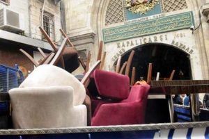 Kapalı&ccedil;arşı esnafı: 'Esnaf olarak adam yerine konulmadık'