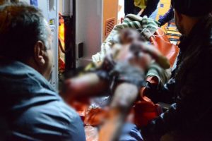 Alevler arasında uyurken komşusu kurtardı