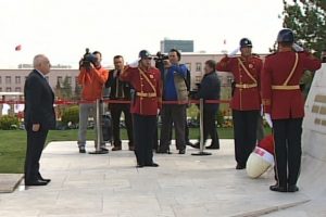 &Ccedil;i&ccedil;ek TBMM Atat&uuml;rk anıtına &ccedil;elenk bıraktı