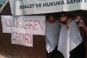 Bursa'da farklı sendikaya &uuml;ye oldukları gerek&ccedil;esiyle Nestle'den kovulan iş&ccedil;iler a&ccedil;lık grevinde!