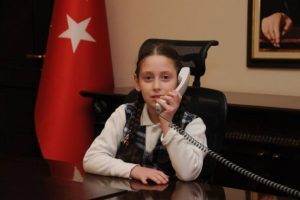 Bu defa belediye başkanı &ccedil;ocukların yerine ge&ccedil;ti