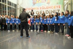 L&uuml;bnanlı &ouml;ğrencilerin İstiklal Marşı duygulandırdı