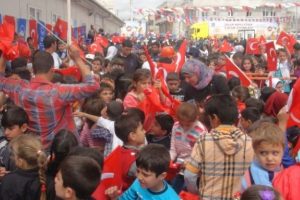 Suriyeli &ccedil;ocukların T&uuml;rk bayrağı izdihamı
