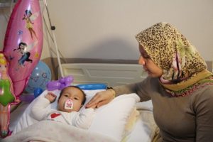 Minik Elin hayata tutunma m&uuml;cadelesi veriyor