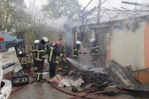 Elektrik kontağından &ccedil;ıkan yangın 3 aileyi evsiz bıraktı