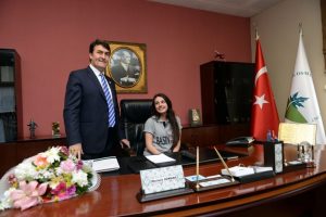 Bursa Osmangazi'de Başkan D&uuml;ndar koltuğu &ccedil;ocuklara bıraktı