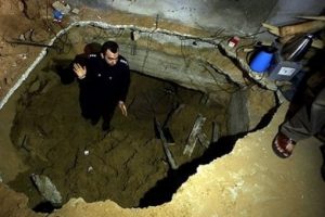 Altlarında bomba olan evlerde yaşıyorlar!