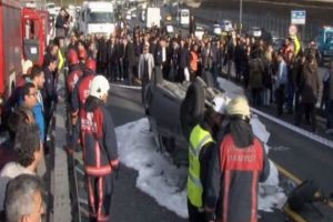 Takla atan otomobil metrob&uuml;se &ccedil;arptı: 3 yaralı