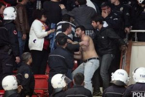 Derbi i&ccedil;in trib&uuml;nler boşaltılıyor!