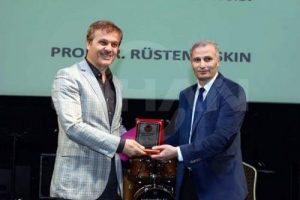 Bursa'da Prof. Aşkın, yılın y&ouml;neticisi se&ccedil;ildi