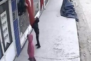 R&uuml;zgar savurdu, o bayrağı &ouml;perek saygısını g&ouml;sterdi