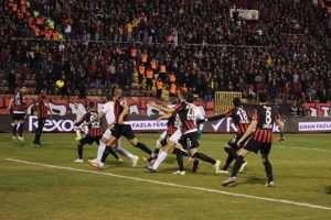 Bursaspor ma&ccedil;ında meşale yakan taraftara 1 yıl men cezası!